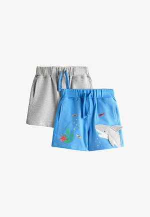 Zwei Kinder-Shorts mit elastischem Bund, ein Paar in Hellgrau, ein Paar in Blau mit bestickten Motiven von Haien, Fischen, Seesternen und Seegras.