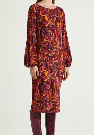 Vestito lungo a maniche lunghe con motivo floreale in bordeaux, caratterizzato da vivaci pattern arancioni e rosa. Lunghezza fino al ginocchio con scollo rotondo e maniche a palloncino.