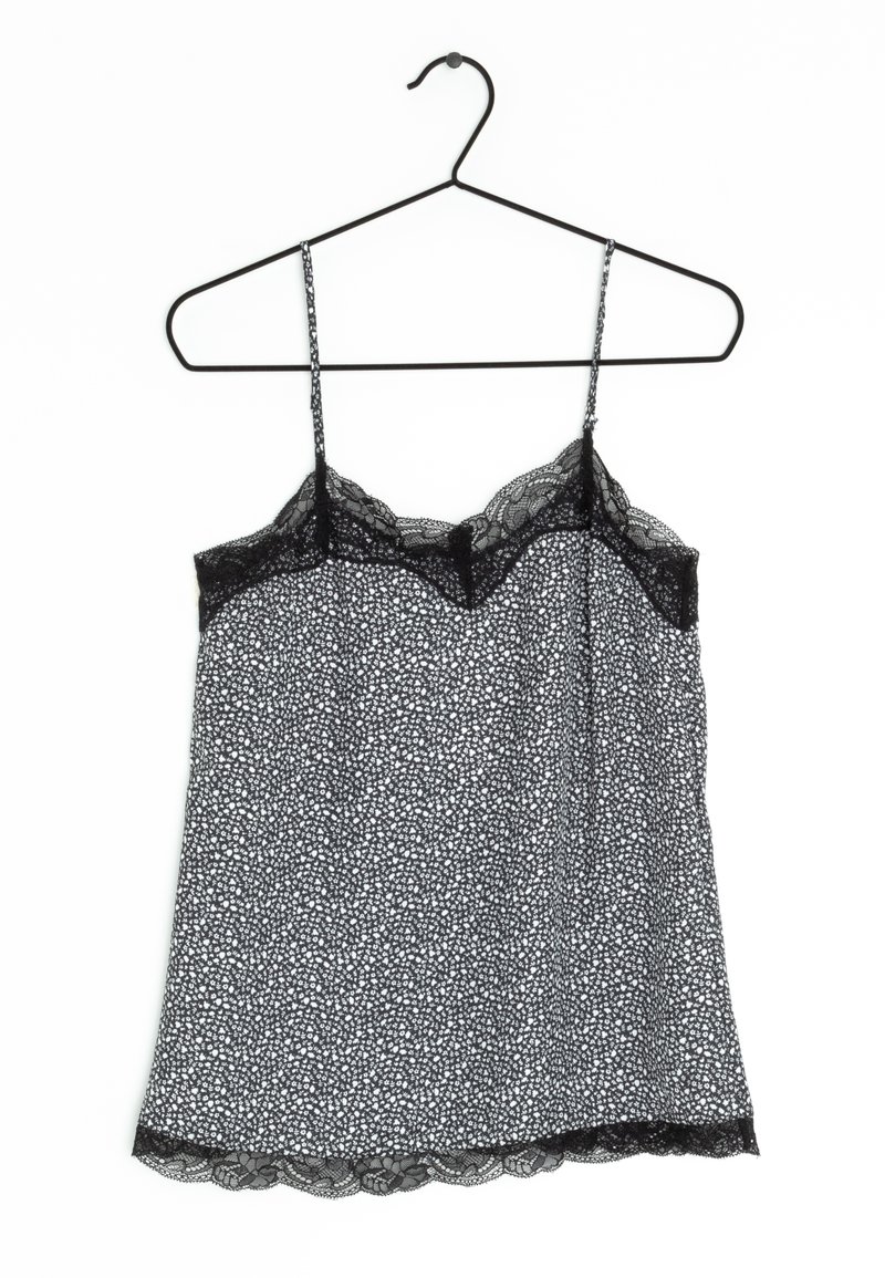 Robe nuisette fleurie noire et blanche avec bordure en dentelle au niveau de l'encolure et de l'ourlet, suspendue à un cintre noir fin sur un fond blanc.