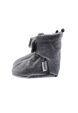 Graue Stoffstiefel mit weicher Textur, umschlagbarem Design und einem seitlichen Reißverschluss. Mit Akzenten und einem Logoetikett an der Seite.
