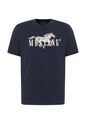 Granatowy T-shirt z krótkim rękawem z przetartym, białym nadrukiem konia mustanga i napisem "MUSTANG" na piersi.