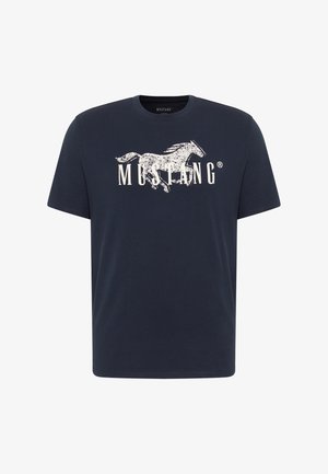 Granatowy T-shirt z krótkim rękawem z przetartym, białym nadrukiem konia mustanga i napisem "MUSTANG" na piersi.