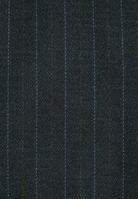 Dunkles Gewebe mit feinem Nadelstreifenmuster in Blau auf einem strukturierten Hintergrund. Das Material hat einen subtilen Glanz und eine strukturierte Webart.