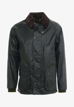Veste imperméable vert foncé avec un col en velours côtelé marron. Comprend des boutons-pression, deux poches avant et des poignets côtelés. Texture lisse.