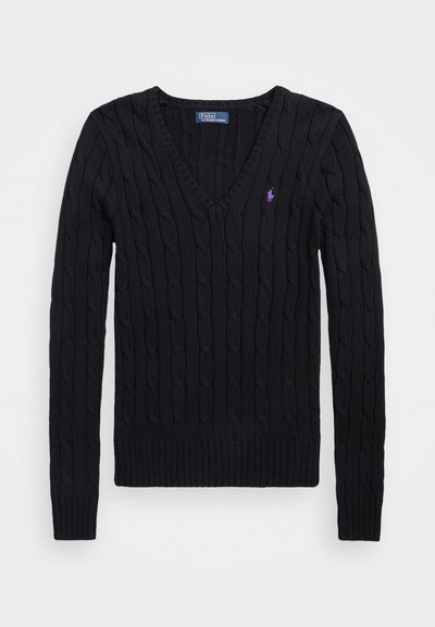 Pulover negru cu decolteu în V, cu un design cu tricotaj în cablu, manșete și tiv cu dantelă, având un mic logo purpuriu pe piept. Material texturat.