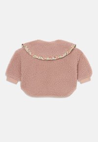 Rosa Fleecejacke mit rundem Kragen und floralem Besatz. Weiche Textur, lange Ärmel und abgerundeter Saum. Keine Frontansicht sichtbar.