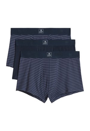 Tre paia di boxer da uomo blu navy con sottili strisce orizzontali bianche e fasce in vita blu navy tinta unita con etichetta "M O P" al centro.