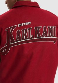 Karl Kani CHEST SIGNATURE BLOCKCOLLEGE - Giubbotto Bomber - darkred offwhite