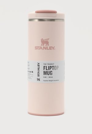 Lyserød Stanley termokrus med flip-top låg og etiket omkring midten med teksten "Fliptop Mug 12 oz Feather Weight Insulation."