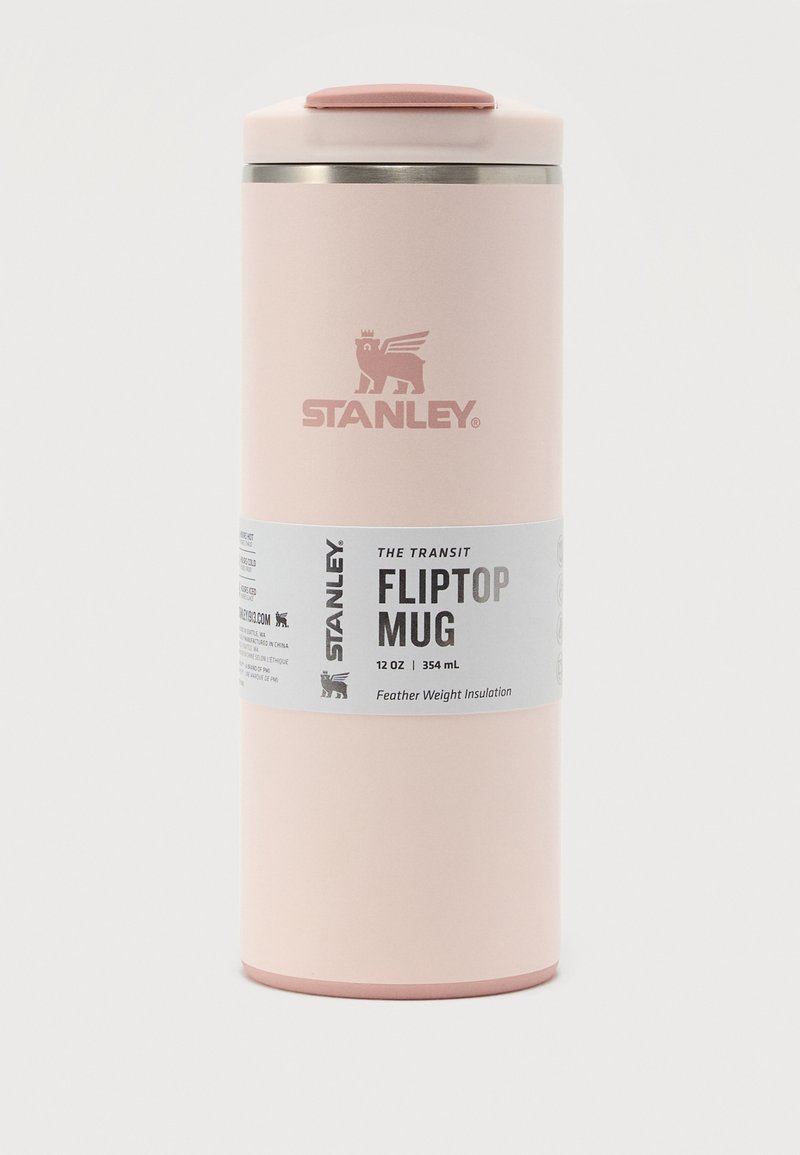 Ροζ ανοιχτό ρυθμισμένο ταξιδιωτικό κύπελλο Stanley με καπάκι flip-top και ετικέτα γύρω από το μέσο που αναγράφει «Fliptop Mug 12 oz Feather Weight Insulation».