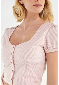 Helles rosa gestreiftes Croptop mit kurzen Puffärmeln, quadratischem Ausschnitt und vorderem Knopfverschluss. Verfügt über gerafften Stoff an der Brust.