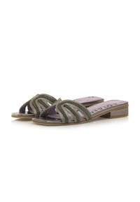 Sandalias estilo espadrille con parte superior de textil verde trenzado, suela plana y plantilla púrpura; cuentan con un diseño de punta abierta.