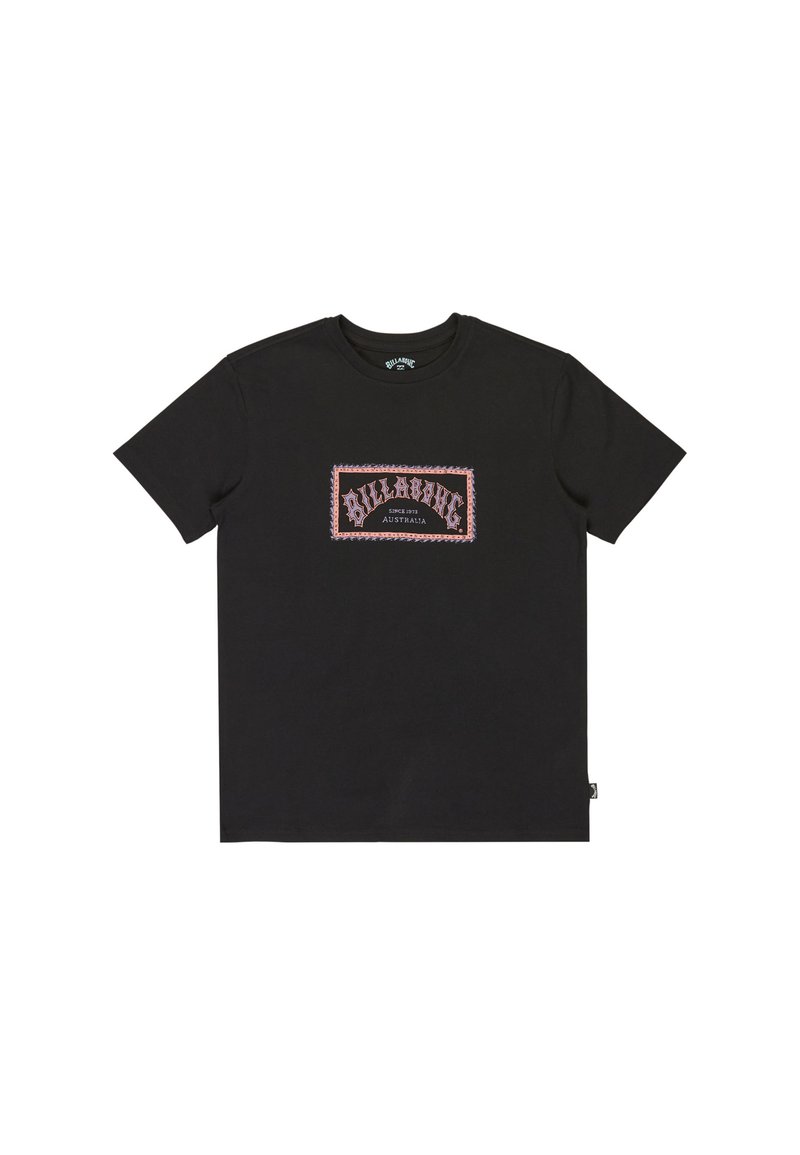 Zwarte katoenen t-shirt met een rechthoekige roze en witte grafische afbeelding met het woord "BILLABONG" en decoratieve accenten. Standaard ronde hals ontwerp.