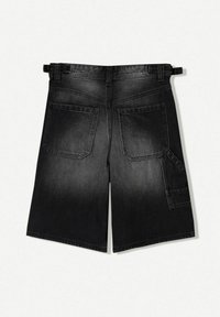 Shorts en denim noir avec taille haute, deux poches arrière et une poche cargo sur le côté, avec une texture délavée et une coupe droite.