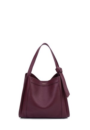 Borsa in pelle bordeaux con una texture morbida, forma rettangolare grande, due manici a tracolla e un accento decorativo a nodo.