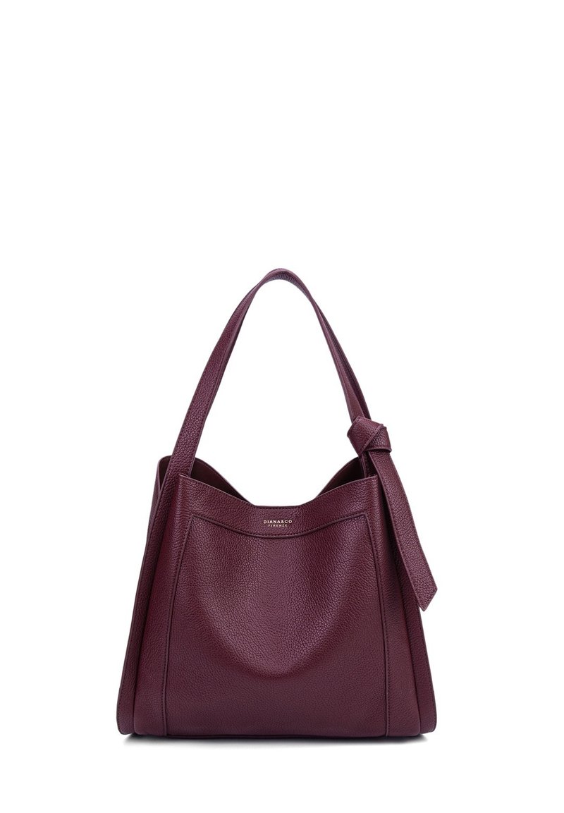 Borsa in pelle bordeaux con una texture morbida, forma rettangolare grande, due manici a tracolla e un accento decorativo a nodo.