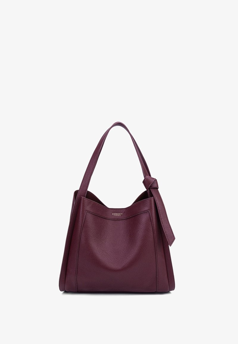 Borsa in pelle bordeaux con una texture morbida, forma rettangolare grande, due manici a tracolla e un accento decorativo a nodo.