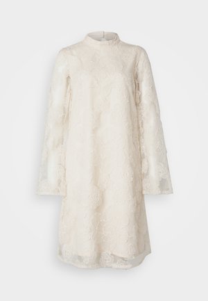 Robes en dentelle de couleur crème avec un col haut, des manches longues, un motif floral et une texture transparente, tombant juste au-dessus du genou.