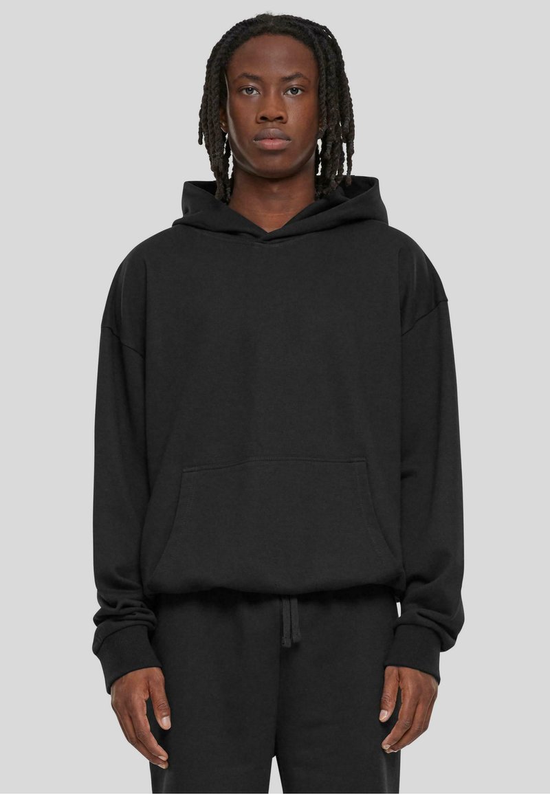 Sudadera negra hecha de tela suave, con un gran bolsillo frontal, capucha con cuerda y un corte holgado con puños y dobladillo acanalados.