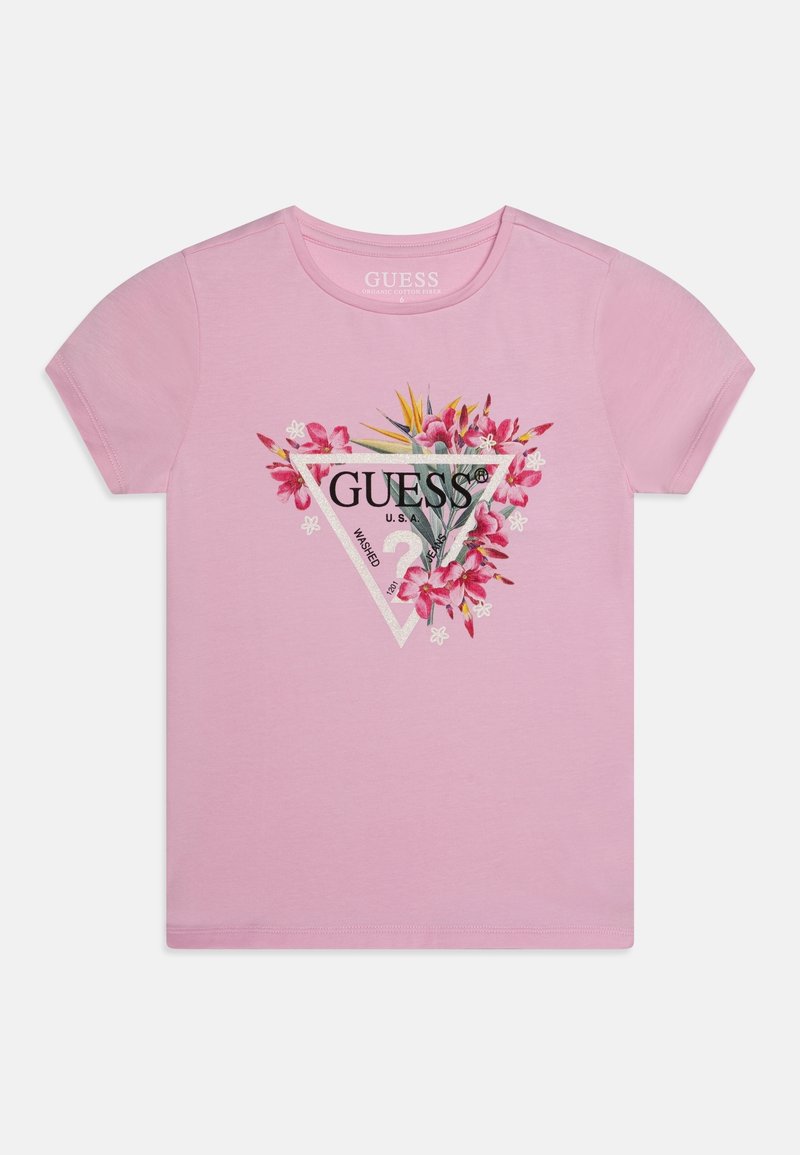 Lichtroze T-shirt met korte mouwen, voorzien van een bloemmotief en een wit driehoekig kader met het woord "GUESS" in zwarte letters.