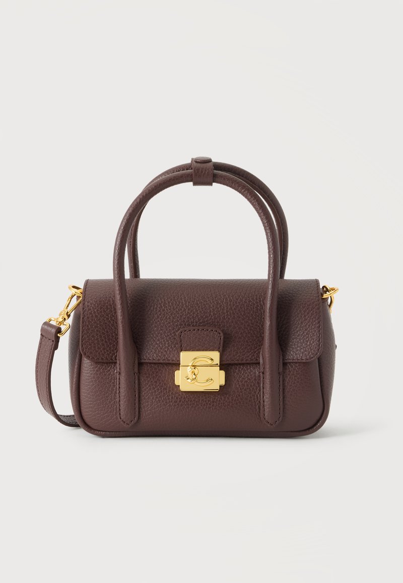 Petit sac à main en cuir marron avec deux poignées, fermeture à boucle dorée et bandoulière amovible sur fond blanc.