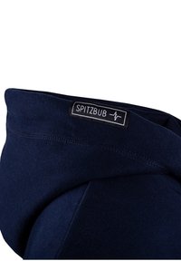Felpa blu navy in tessuto morbido, con colletto ripiegato e etichetta che riporta "SPITZBUB." Texture liscia e design casual.