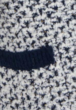 Gebreide stof met een textuurpatroon in marineblauw en crème, met metallic gouden sprankels. Een solide marineblauwe streep loopt horizontaal over de stof.
