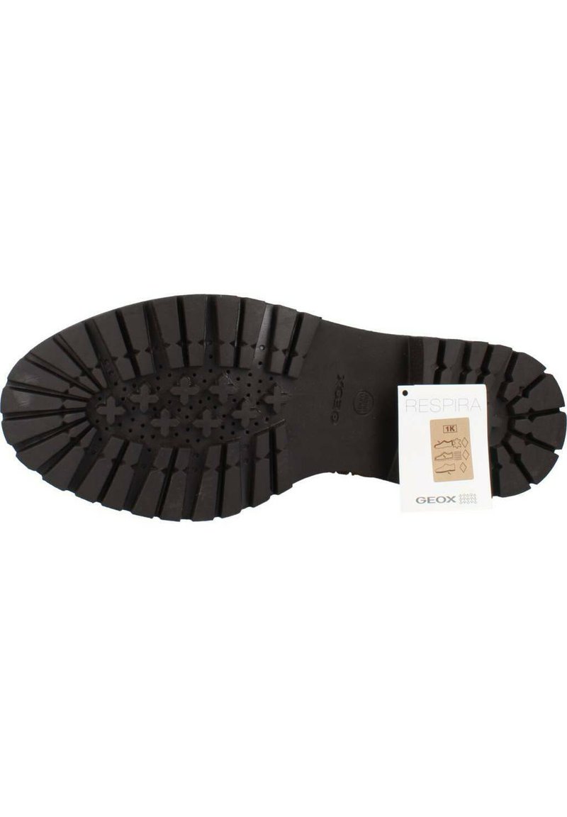 Semelle de chaussure noire et robuste avec des profondes rainures et une étiquette blanche Geox Respira attachée près du talon.