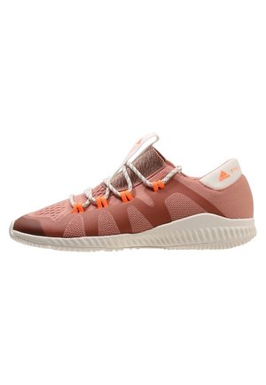 Roze en koraal sportieve sneaker met witte zool, gaasstof, patroonveters en oranje veterlussen, zijaanzicht.
