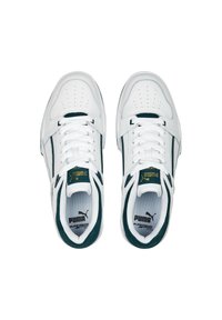 Weiße Leder-Sneaker mit grünen Akzenten, ausgestattet mit einem perforierten Zehenbereich, flachen Schnürsenkeln und markierten Zungen. Profilsohle für besseren Halt.
