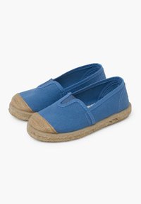 Espadrillas in tela blu con punta in juta intrecciata. Design slip-on, suola piatta e dettaglio cucito lungo i bordi superiori.