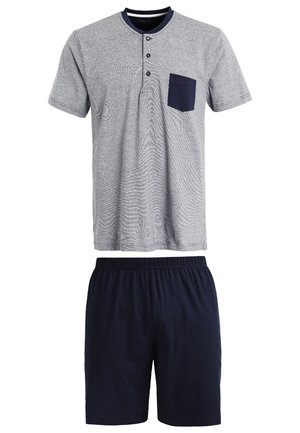 Camicia a maniche corte grigia a righe con colletto e tasca blu navy, abbinata a pantaloni corti blu navy scuro con elastico in vita. Tessuto in misto cotone.