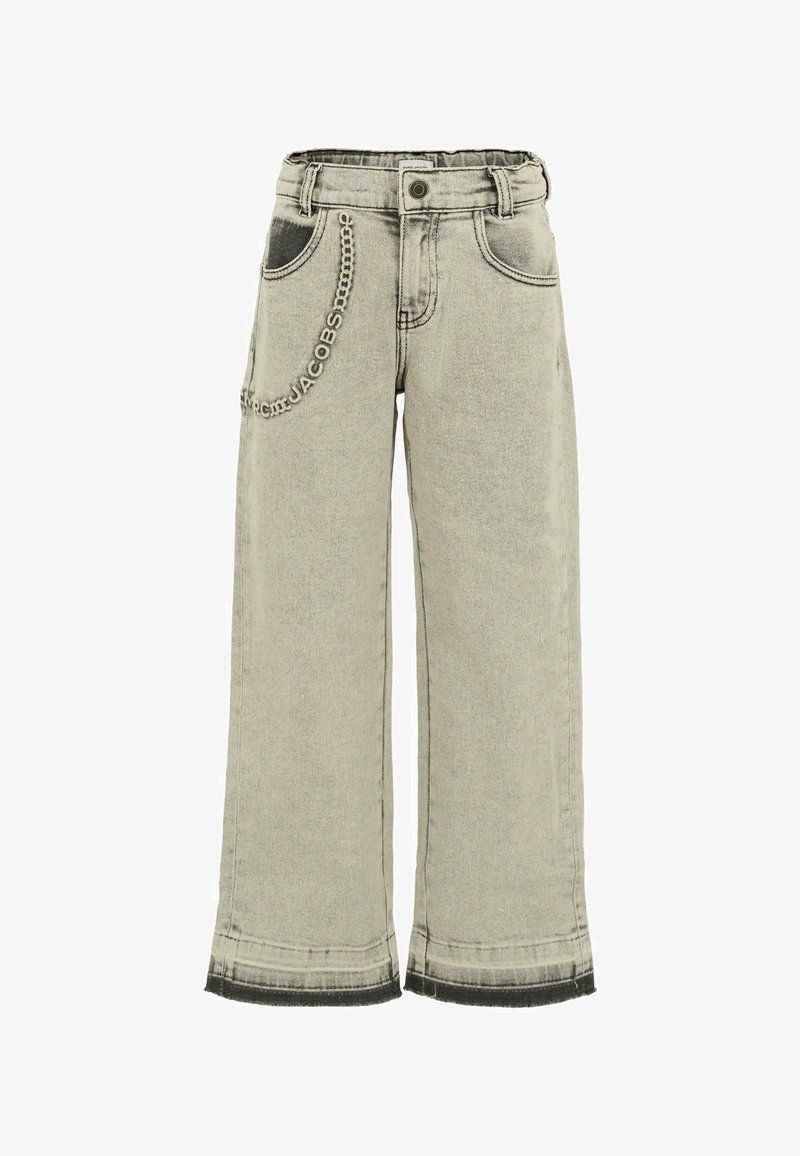 Jeans dżinsowe w jasnoszarym kolorze o szerokich nogawkach, z akcentem w postaci łańcucha na kieszeni, kontrastowym czarnym wykończeniem na dolnej krawędzi oraz standardowym pięciokieszeniowym krojem.