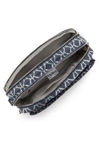 Navy Kipling-väska med geometriskt vitt mönster, två zip-fack, tygmaterial och ett mjukt innerfoder.