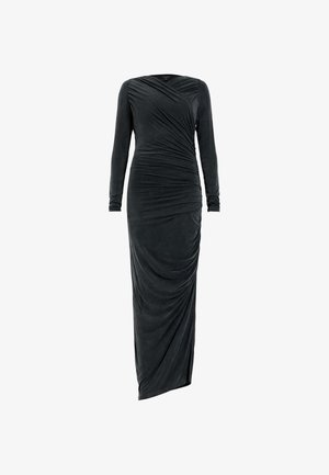 Robe longue en velours noir à manches longues avec un drapé sur le côté, présentant une texture lisse et une silhouette ajustée, adaptée aux occasions formelles.