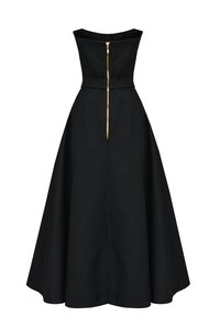 Czarna sukienka z dopasowanym gorsetem, szerokim dekoltem i rozkloszowanym dołem. Zamek błyskawiczny z tyłu z złotymi akcesoriami. Teksturowany materiał.