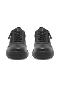 Čierne kožené tenisky s okrúhlymi špičkami, so šnurovaním vpredu a bočnými zipsami. Textúrované gumové podrážky s vodorovnými ryhami.