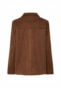 Smeđa suđena jakna s leđnim yokeom, izrezanim ovratnikom i dugim rukavima; karakterizira je čiste linije i glatka tekstura.