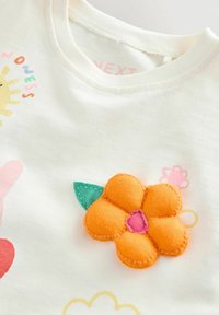 REGULAR FIT - SHORT SLEEVE - Marškinėliai su spaudiniu - ecru white padded character