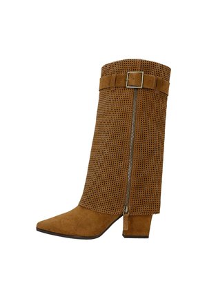 Botte mi-mollet en daim marron avec dessus perforé, fermeture éclair latérale, bride à boucle, bout pointu et talon carré.