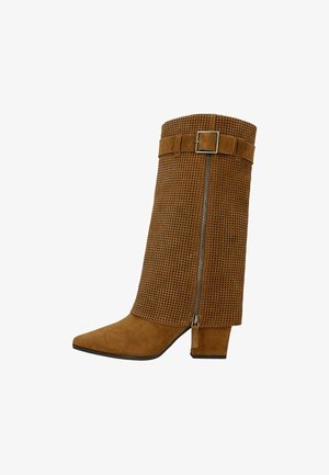 Bruine suède laars tot halverwege de kuit met geperforeerde bovenkant, ritssluiting aan de zijkant, gespband, puntige neus en blokhak.