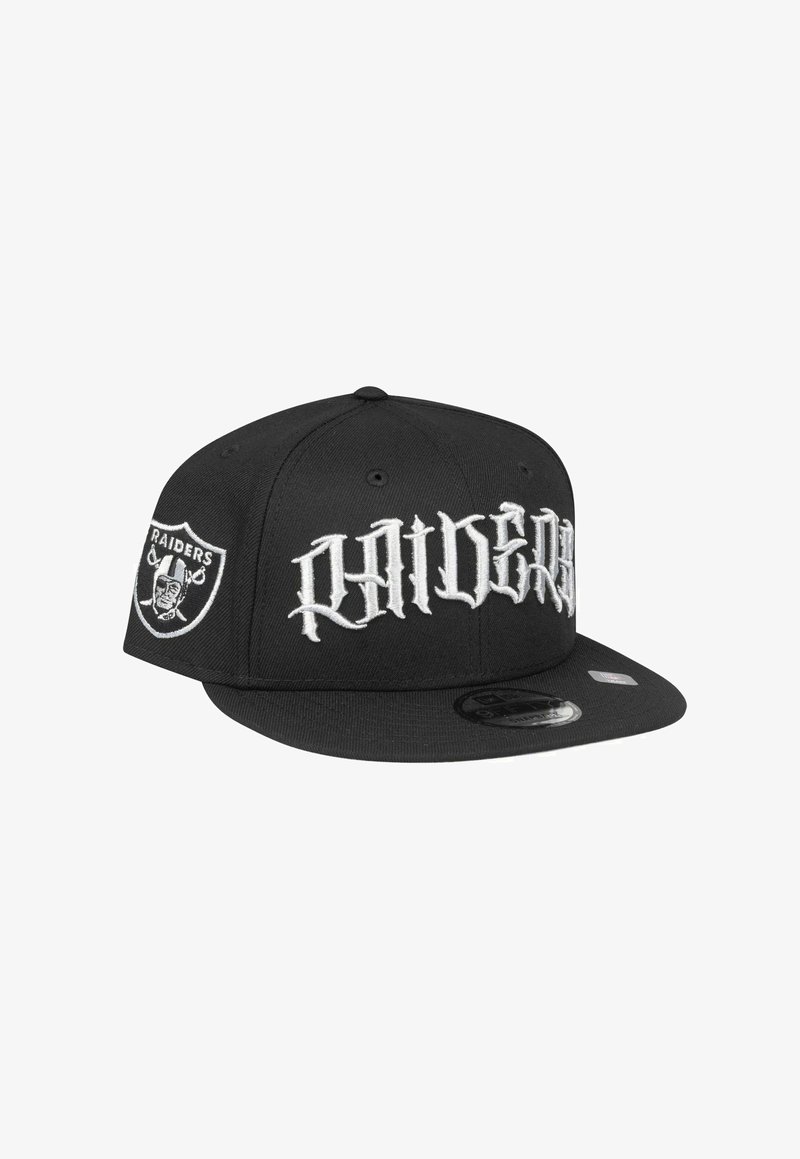 Casquette de baseball noire avec une visière plate, arborant un logo "Raiders" argenté et du texte brodé. Fabriquée en tissu durable avec une texture lisse.