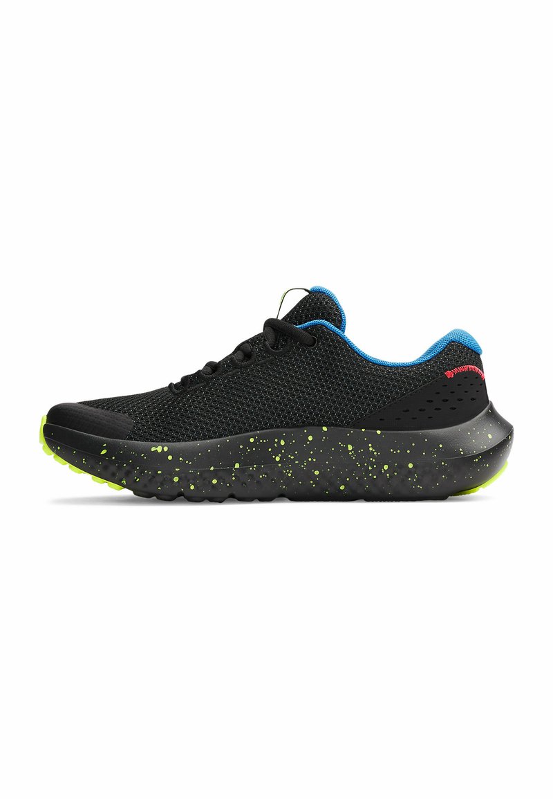 Chaussure de course en mesh noir avec une semelle noire texturée ornée de speckles verts, un accent bleu sur le col et des lacets ronds noirs.