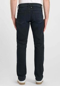 Jean en denim bleu foncé avec une coupe droite, un design à cinq poches et des détails de couture subtils. Dispose d'une taille avec passants de ceinture.