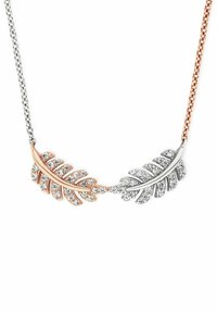 Due pendenti a forma di foglia realizzati in metallo argento e oro rosa, adornati con strass trasparenti, su una collana a catena collegata.