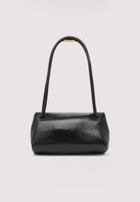 Bolso rectangular negro de cuero con una correa larga y redondeada y un pequeño cierre dorado sobre un fondo claro y liso.