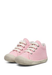 Růžové plátěné tenisky s bílými tkaničkami, kulatou špičkou a gumovými podrážkami. Obsahují otvory pro ventilaci a texturované gumové detaily.