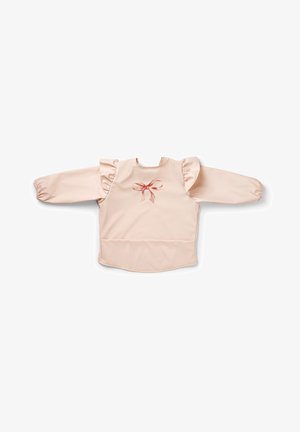 Grembiule per neonati a maniche lunghe rosa chiaro con spalle arricciate e disegno di fiocco rosso sul petto, realizzato in materiale impermeabile.