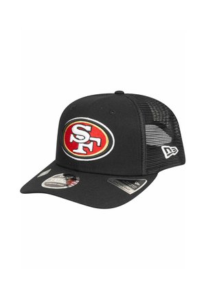 Casquette de baseball noire avec logo "SF" brodé en rouge et blanc à l'avant. Des panneaux en maille offrent une respirabilité ; fermeture à pression ajustable à l'arrière.