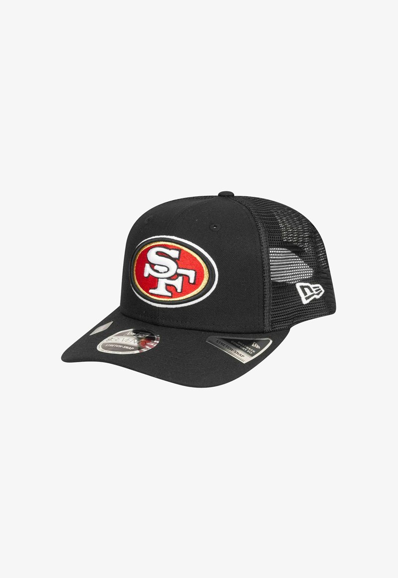 Casquette de baseball noire avec logo "SF" brodé en rouge et blanc à l'avant. Des panneaux en maille offrent une respirabilité ; fermeture à pression ajustable à l'arrière.